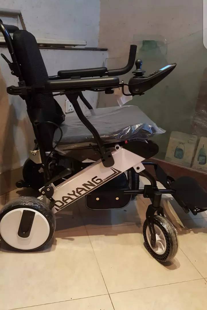 Electric Wheelchair 150kg Capacity/ Motorized Electronic Chair 4