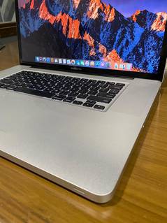 MacBook Pro 17” mid 2011 0