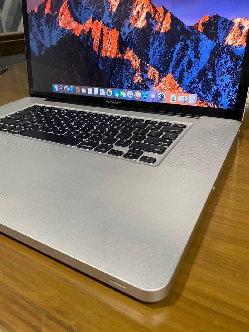 MacBook Pro 17” mid 2011 0