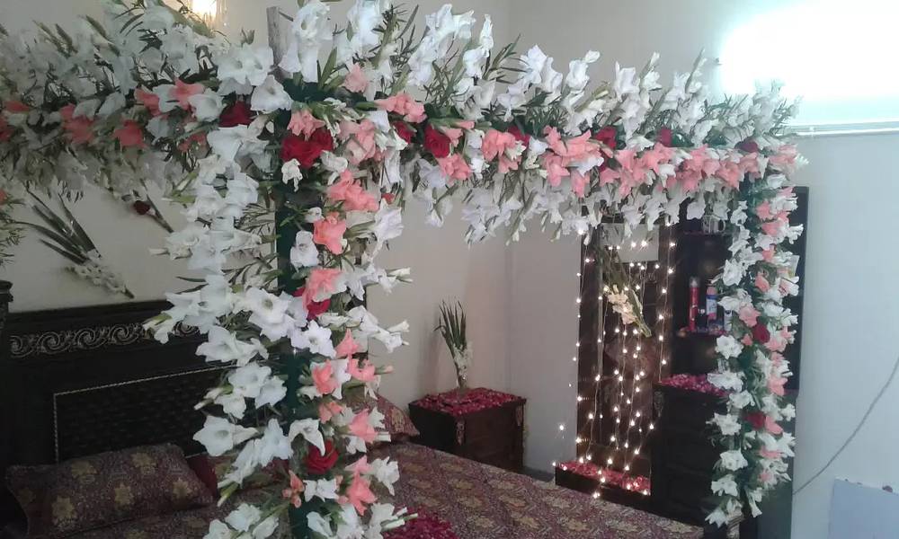 Fresh flowers Wedding bed wedding room decor available 1