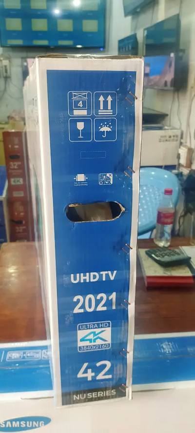 4K UHD LED TV 42 INCH BOX PACK SAMSUNG 2 YEARS WARRANTY CARD 1