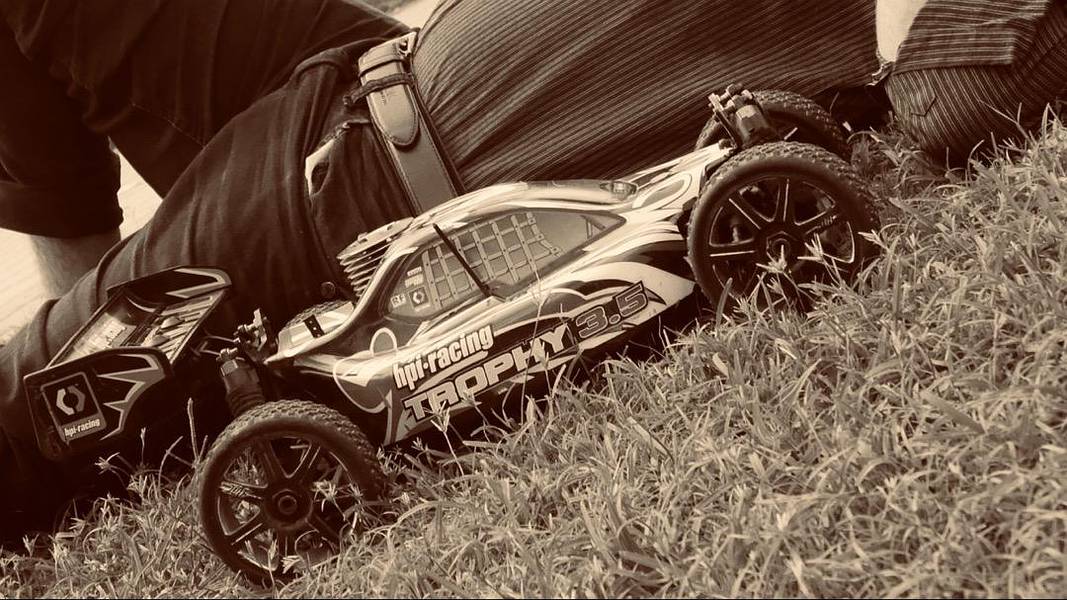 Hpi Trophy 3.5 upgraded with 4.6 Genuine Hpi Nitro engine 1