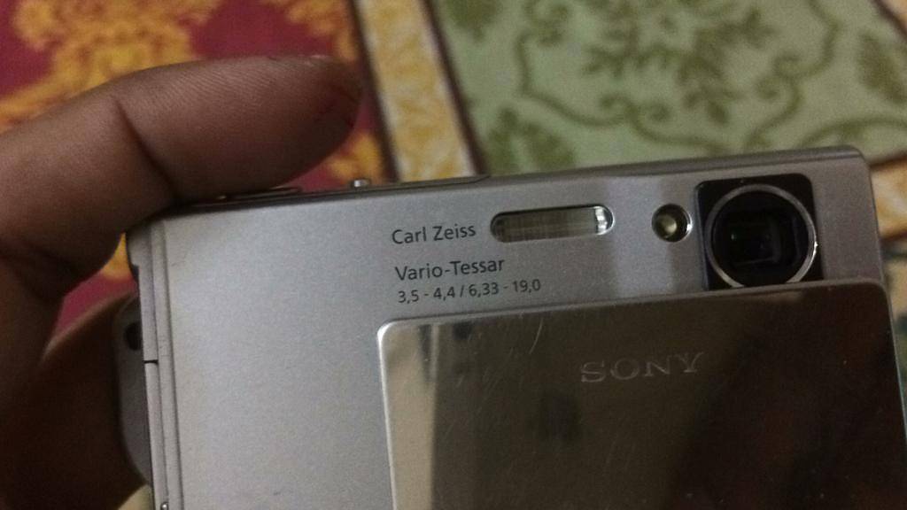 SONY cybershot carl zeis made in japan 0