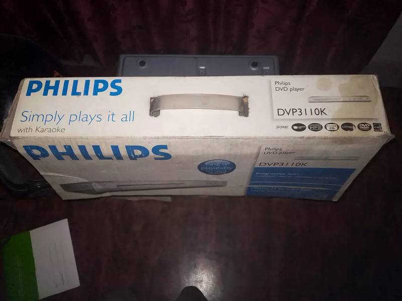 A "PHILIPS"  'DVD' Player 2