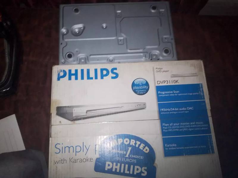 A "PHILIPS"  'DVD' Player 4
