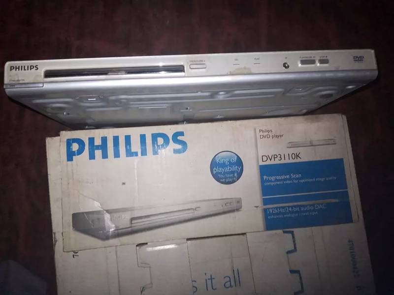 A "PHILIPS"  'DVD' Player 8