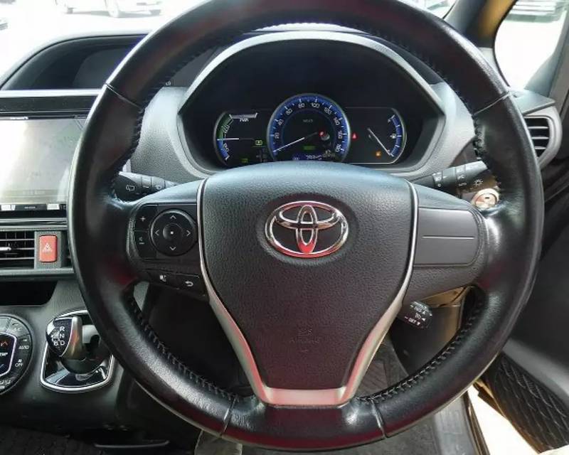 Toyota noah cruise control available. 0