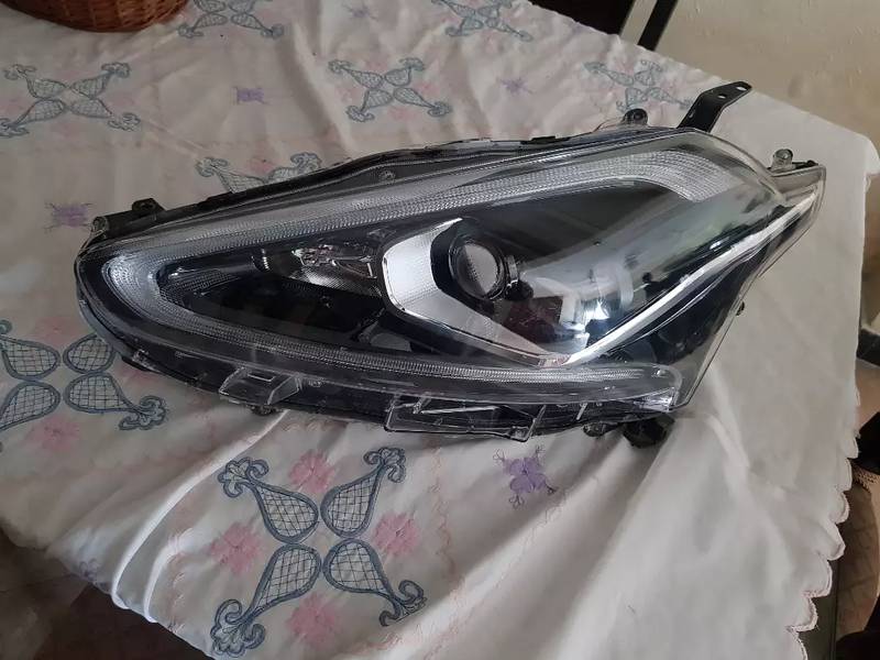 Toyota sienta head light left side 0