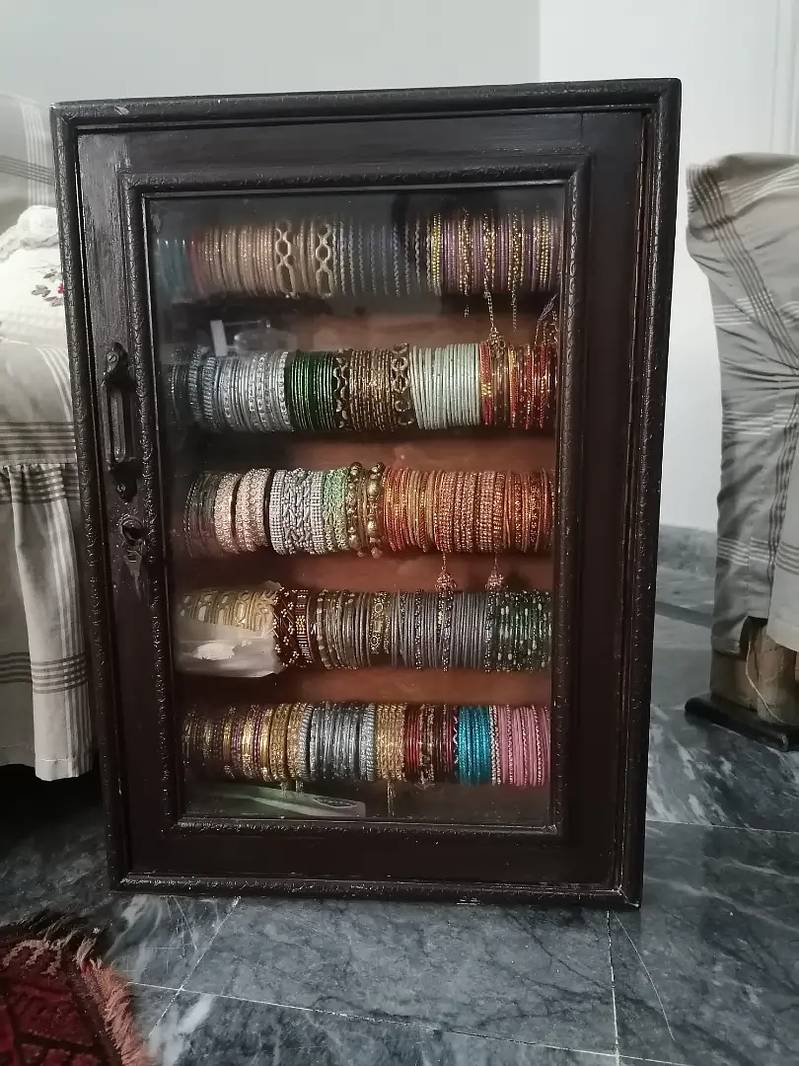 Bangle cupboard 0