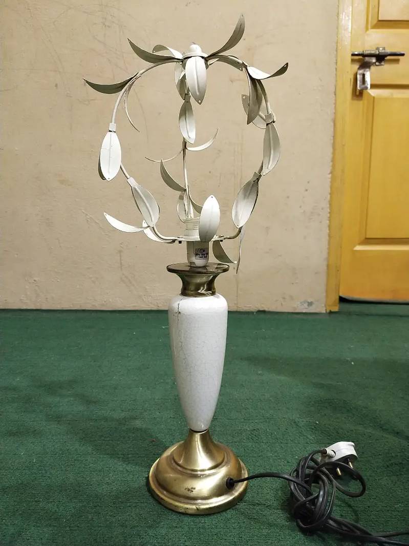 Table on sale lamp olx