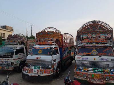 Mazda Shazoor truck contenior available for loading