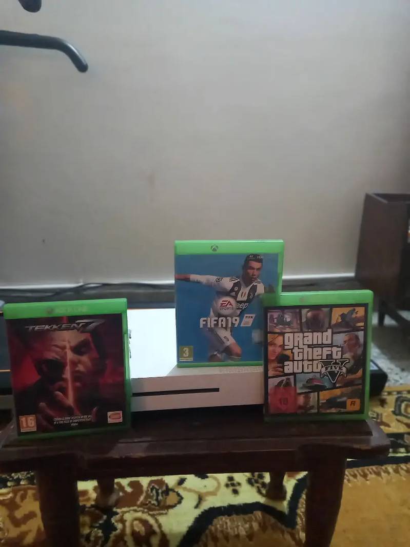 X BOX ONE S JUST LIKE NEW with three games 2