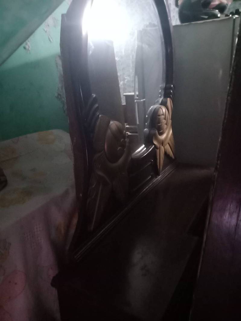 Bed and dressing table 4