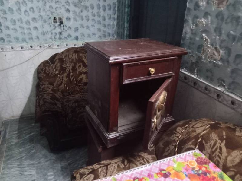 Bed and dressing table 9