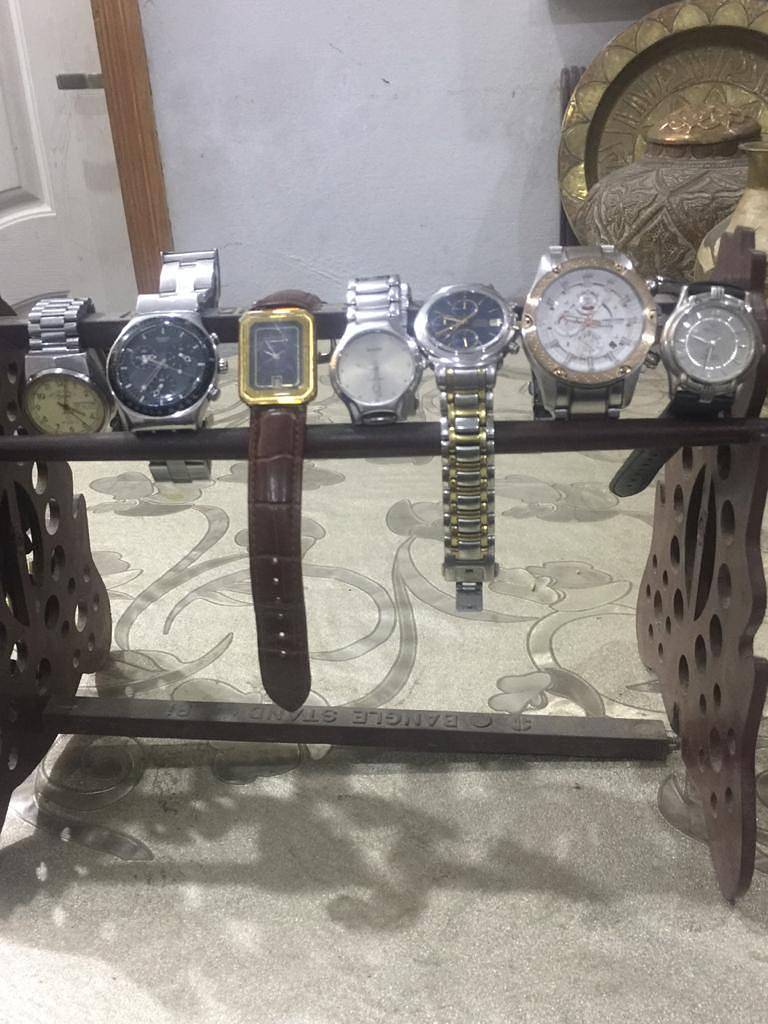 presents a vintage collection of brand wrist watchs fr men DIFER PRICE 0
