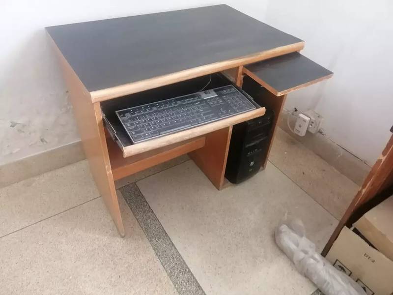 Computer Table For Sale in Excellent Condition 1