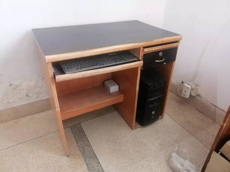 Computer Table For Sale in Excellent Condition 2