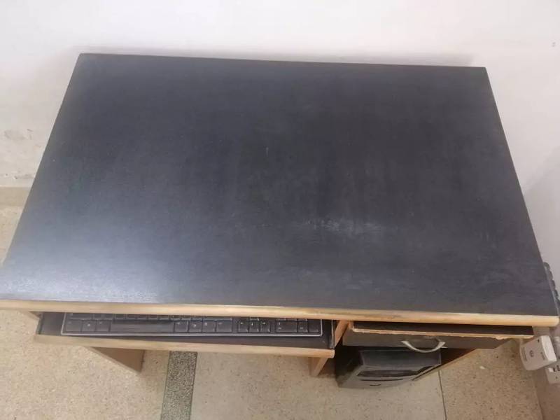 Computer Table For Sale in Excellent Condition 3