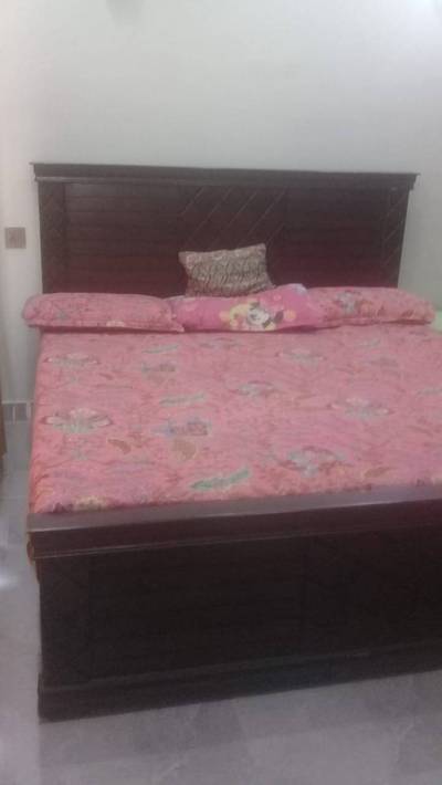 Double bed without side tables