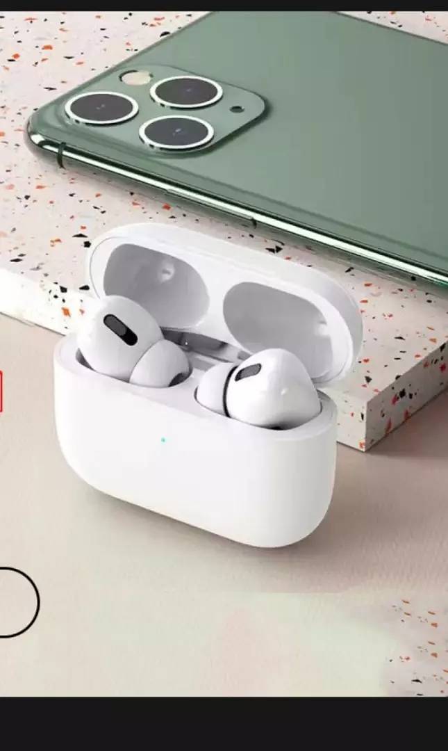 Air pods Pro Black And White 0