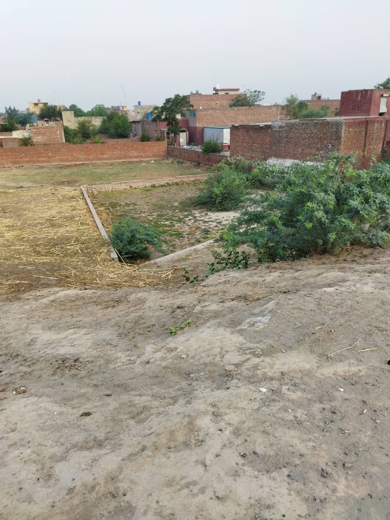 Main shahdara town bund road lhr pr 15 marla ka plot. front 68 feet. 0