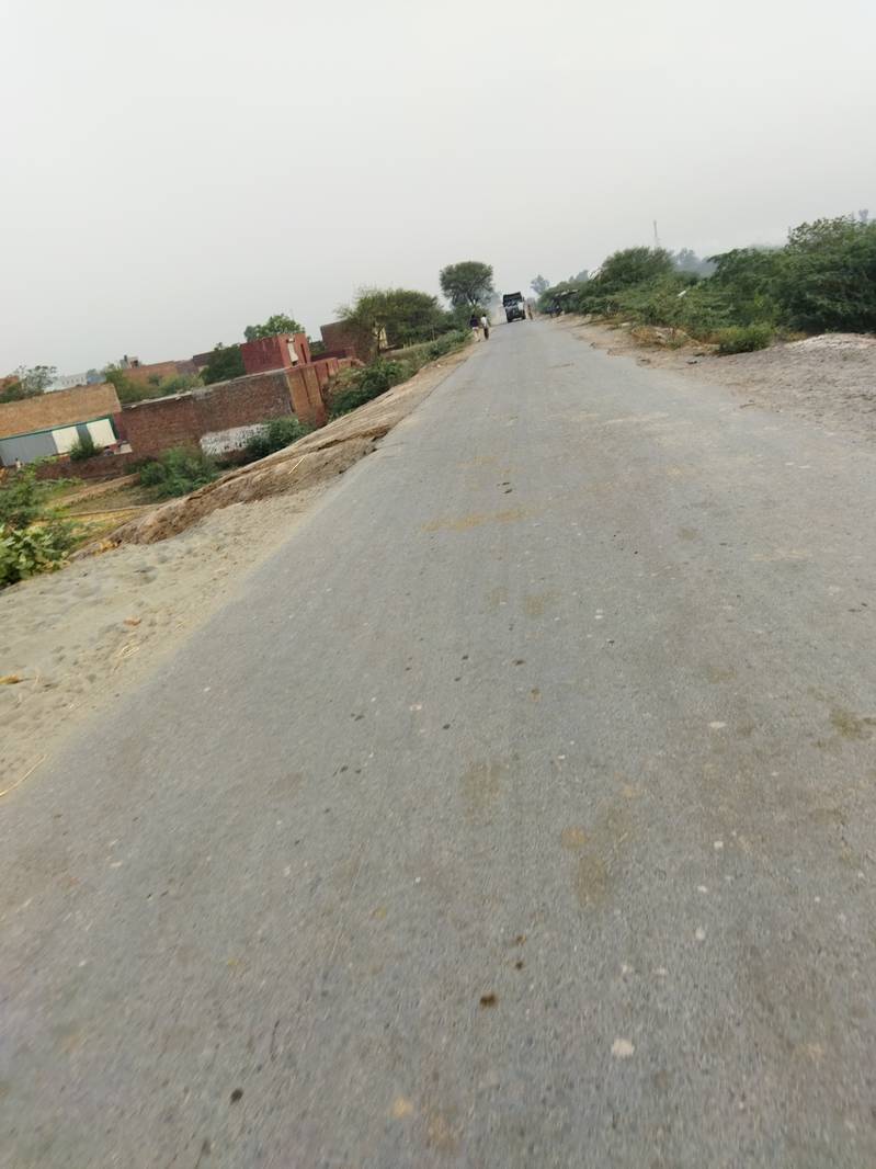 Main shahdara town bund road lhr pr 15 marla ka plot. front 68 feet. 2