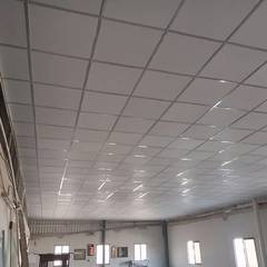 Tile ceiling,wallpaper , vinyl Flooring, wood flooring, Window blinds 0