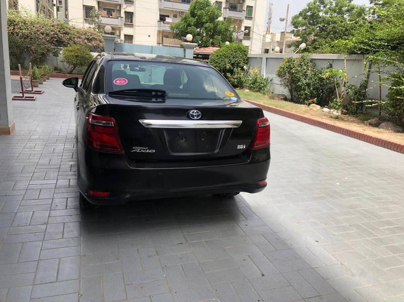 i am selling my toyota axio hybird G 1