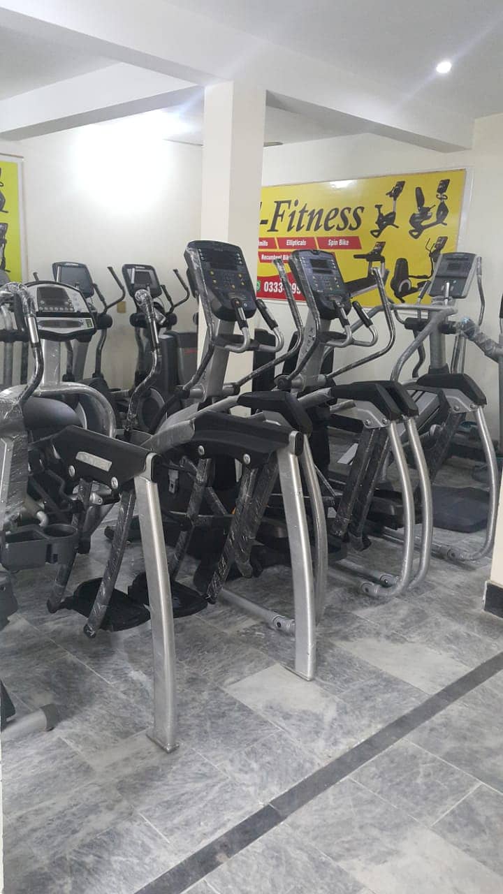 (BtLhr) Life Fitness USA Comercial Treadmills 0