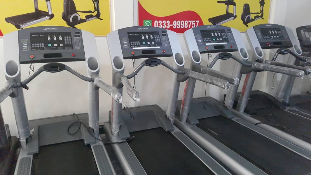 (BtLhr) Life Fitness USA Comercial Treadmills 4