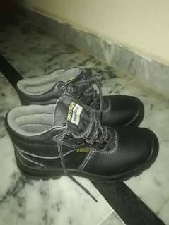 Safety shoes (pure leather) bilkul new hen