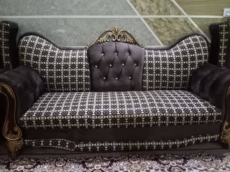 Classic Stylish Sofa Set 0