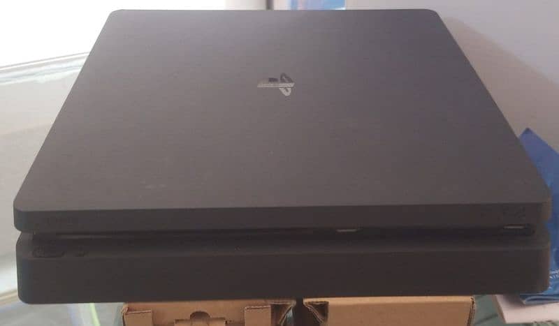 PlayStation 4 Slim 1