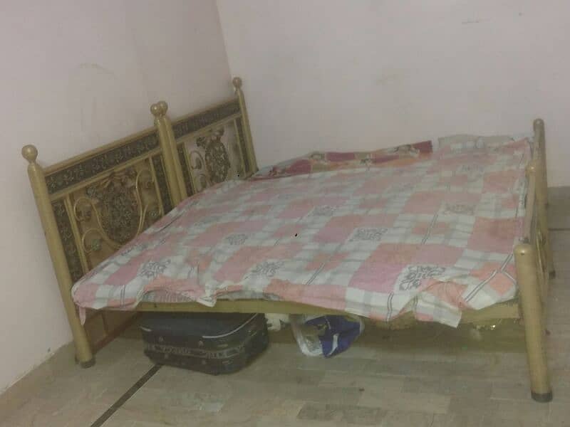 i am selling my 2 iron bed with mattress 1