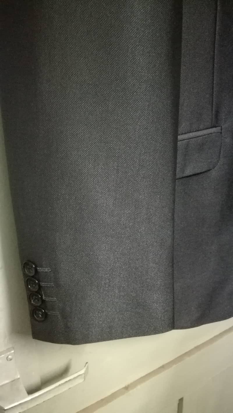 Focus Brand 2 piece suit Medium 48 size in great condition 5