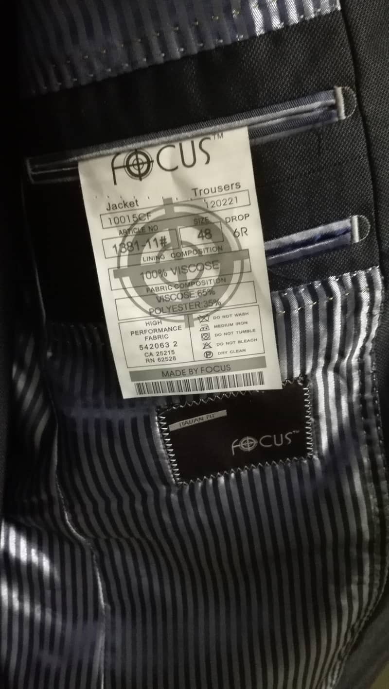 Focus Brand 2 piece suit Medium 48 size in great condition 2
