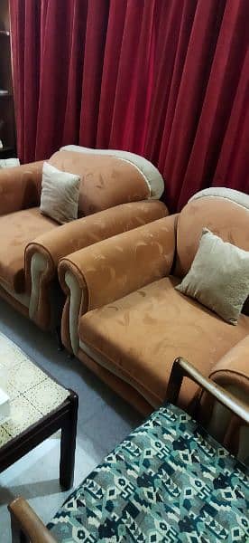 Beautiful   5 seater sofa set  in mint condition for sale. Negotiable. 3