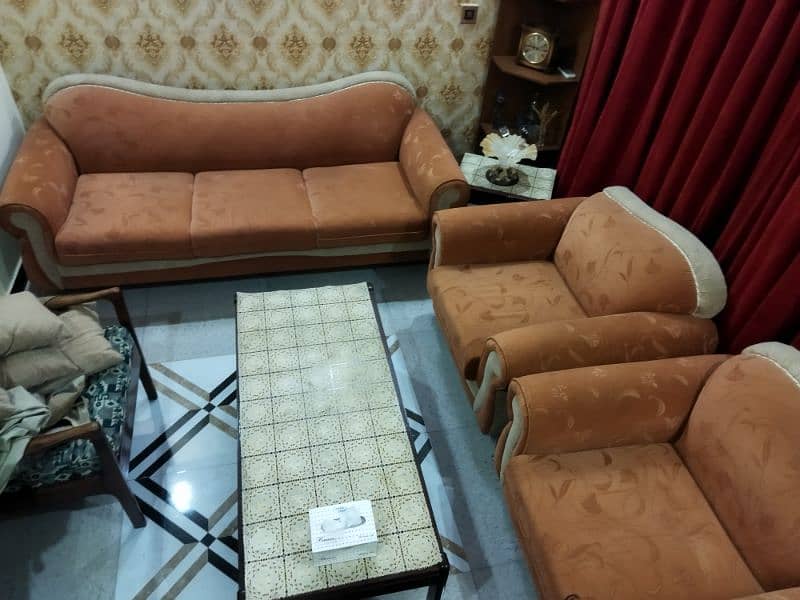 Beautiful   5 seater sofa set  in mint condition for sale. Negotiable. 5