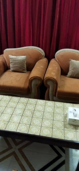 Beautiful   5 seater sofa set  in mint condition for sale. Negotiable. 7