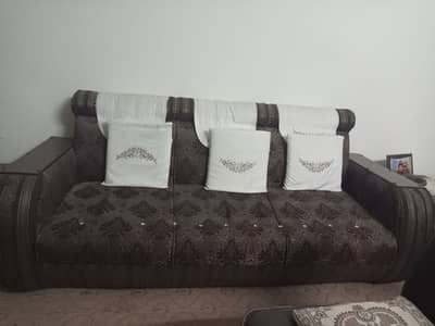 a sofa set of 5 seater