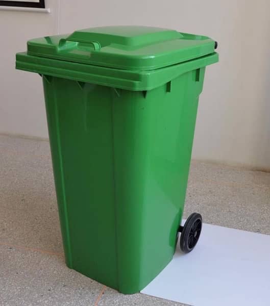 Dustbins / pedal bins 8