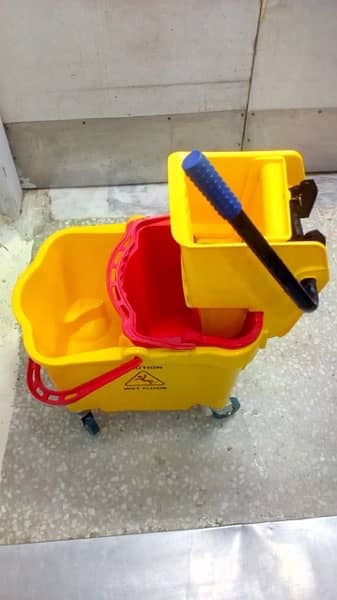 Dustbins / pedal bins 10