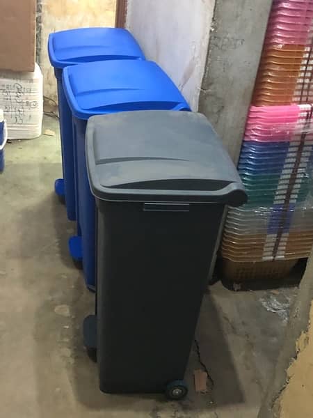 Dustbins / pedal bins 17