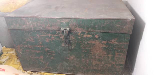 Sandook Trunk or Petti for storage old with good quality motti Chaadar