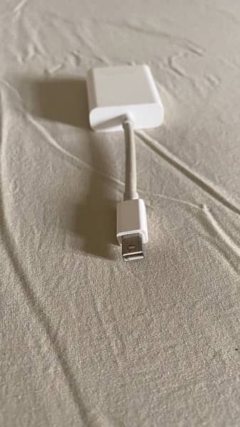 apple original thuderbolt to vga adapter 1