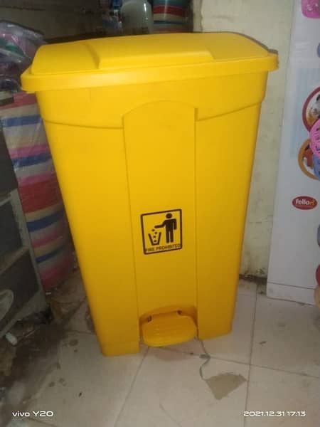 Dustbins 240 liter / pedal bins 12