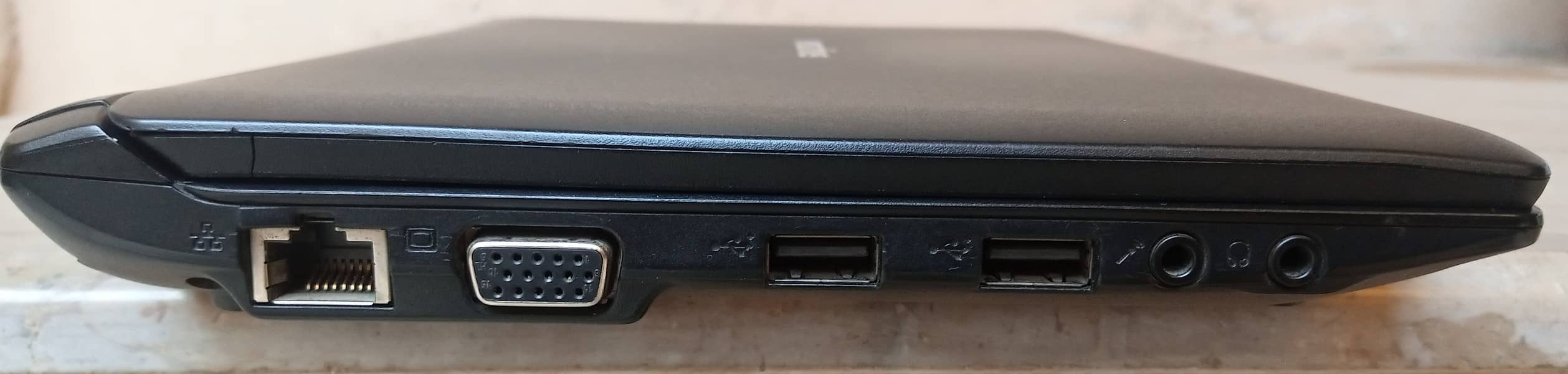 Acer Emachine em350 Laptop - Atom N450 - 1 GB Ram - 160 GB Rom 3