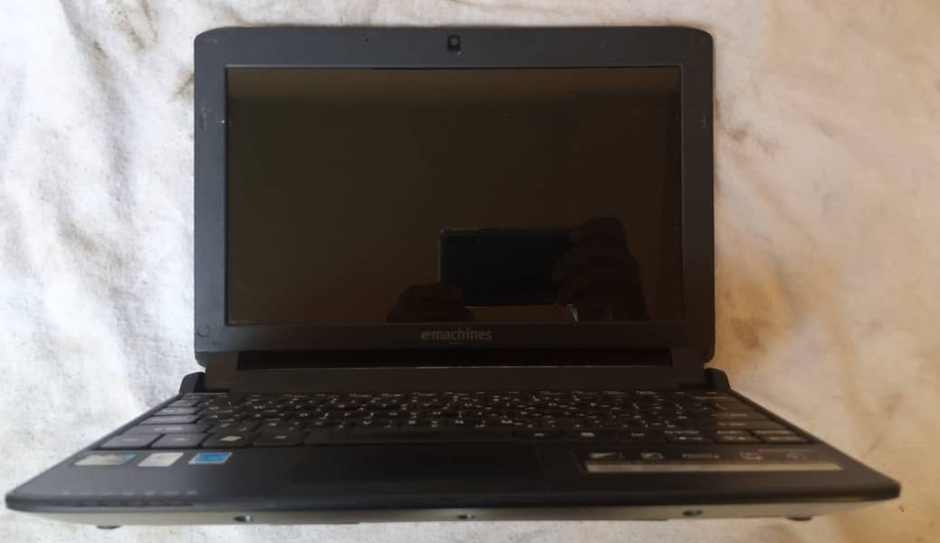 Acer Emachine em350 Laptop - Atom N450 - 1 GB Ram - 160 GB Rom 6