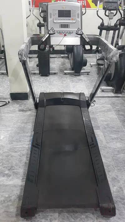 (DHALh) Life Fitness USA Comercial Treadmills 7
