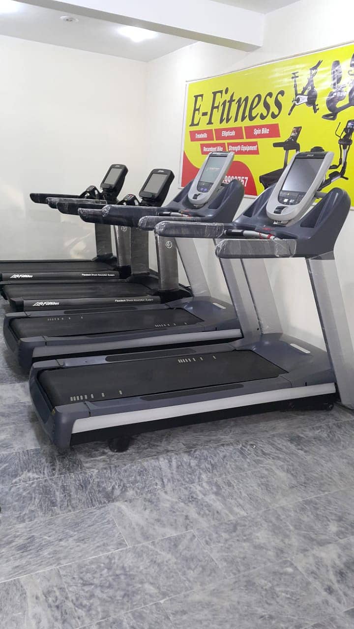(Gjrnwla) Life Fitness USA Comercial Treadmills 0